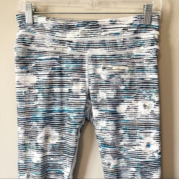 Lululemon Inspire Crop II Leggings Blurry Belle Blue Size 6 Midrise Luxtreme EUC - Picture 2 of 10